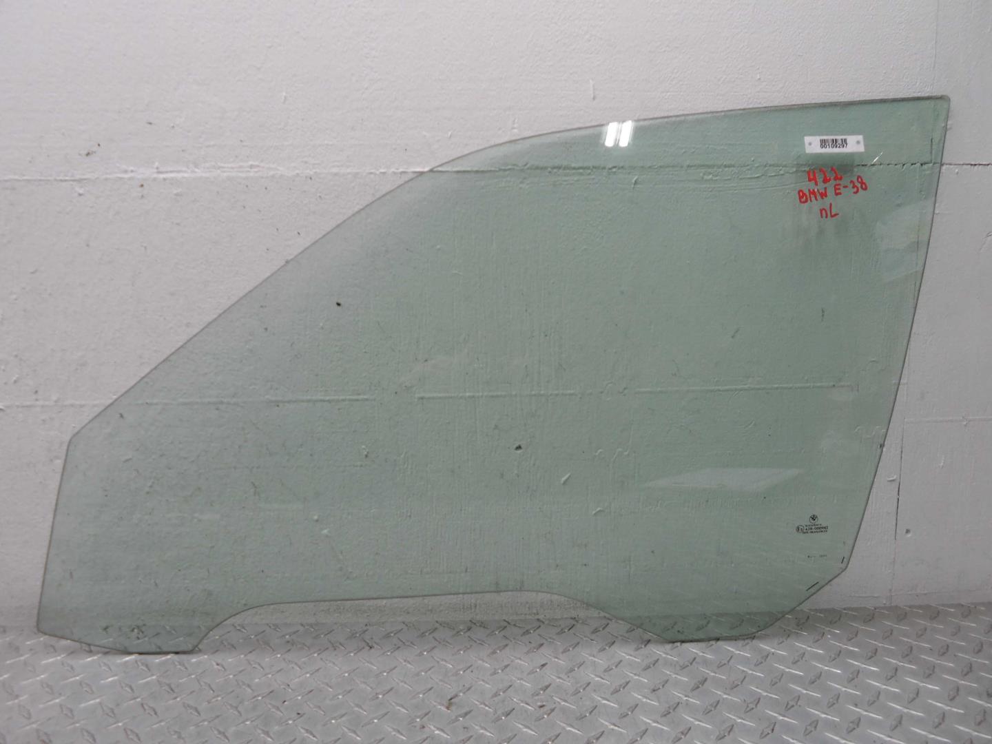 Стекло двери передней левой