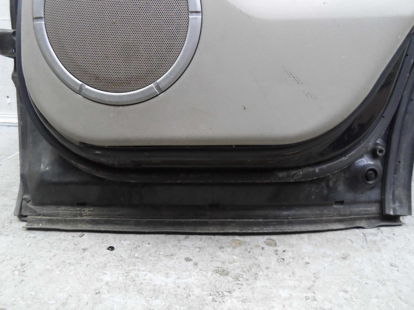 Стекло двери задней правой