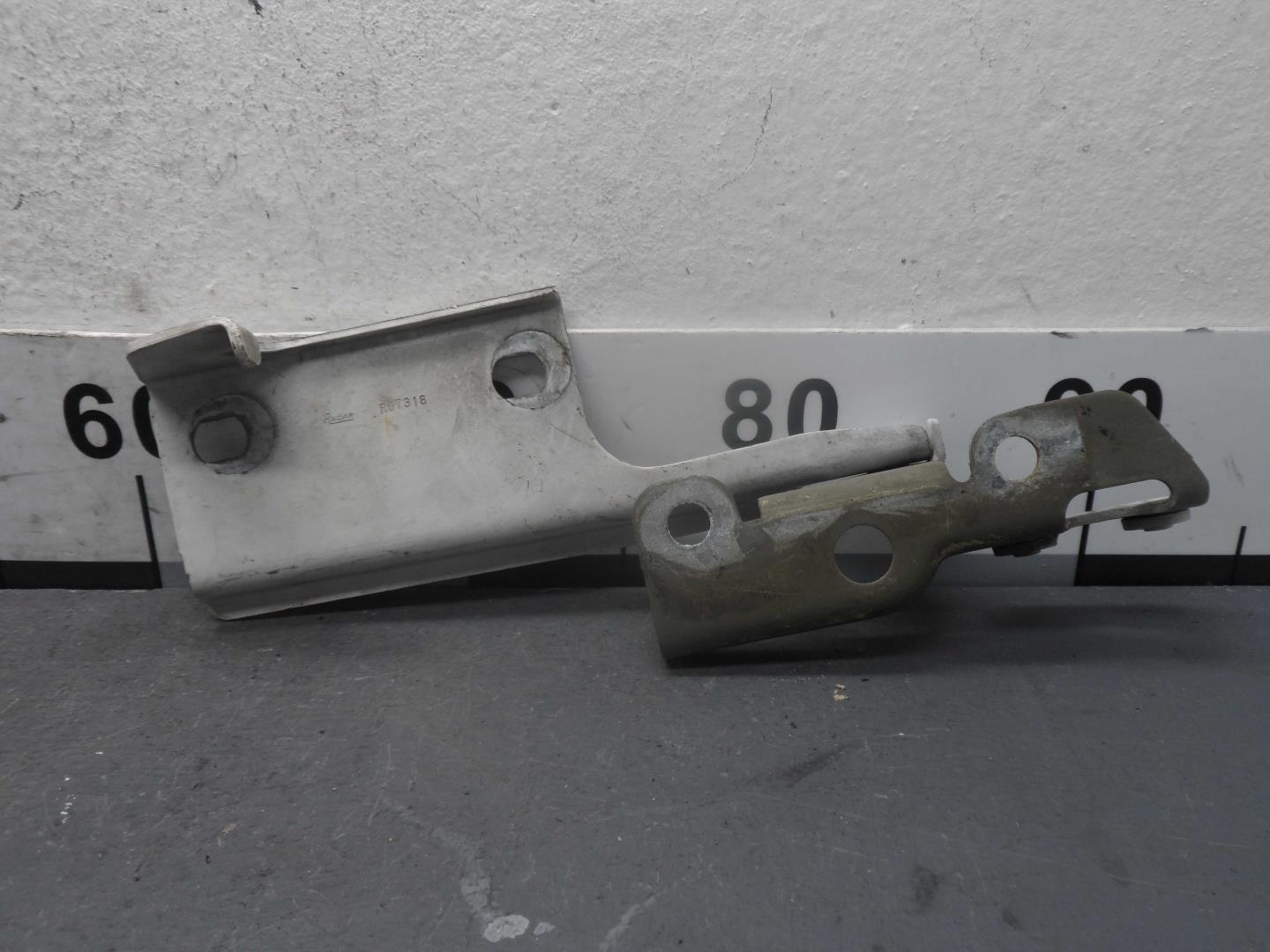 Петля капота правая