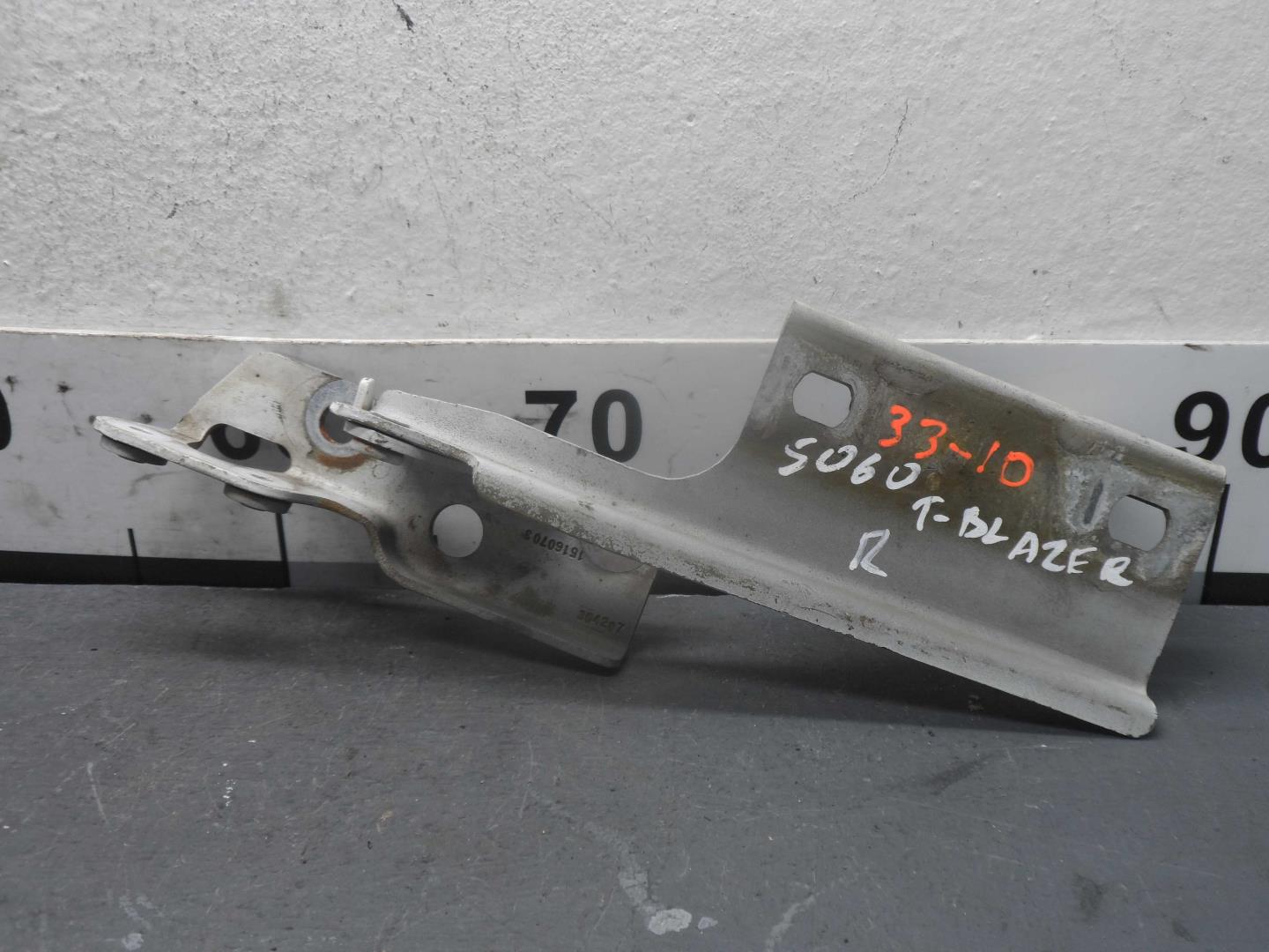 Петля капота правая