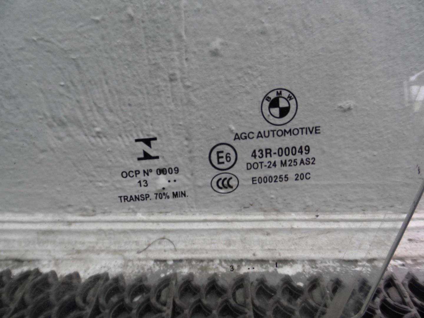 Стекло двери передней левой