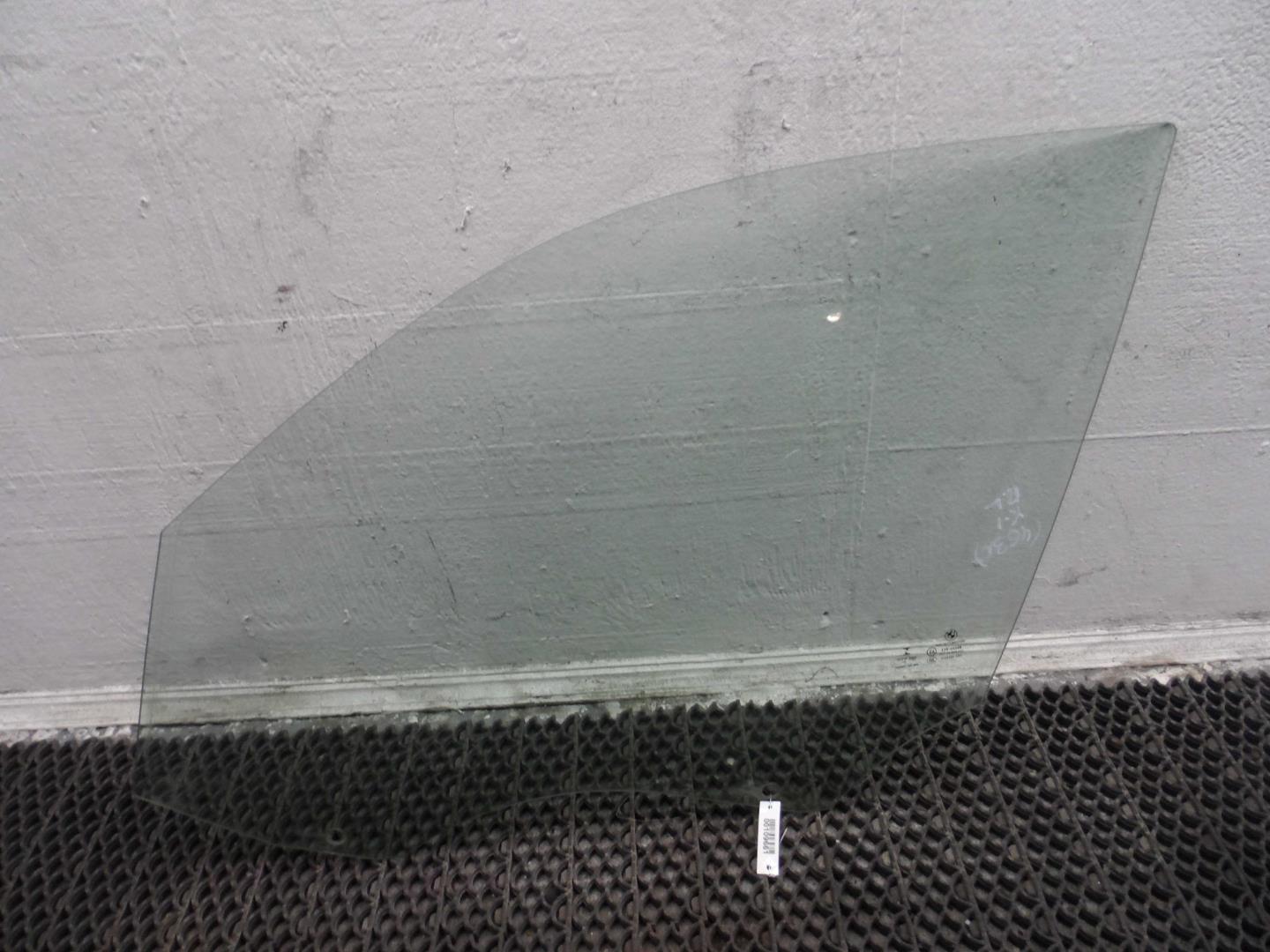 Стекло двери передней левой