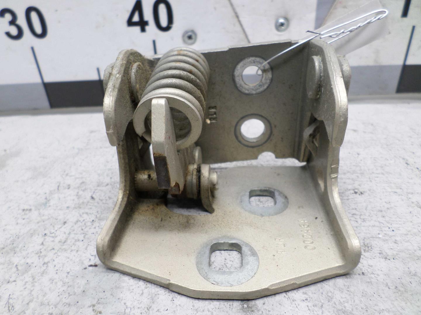 Петля двери