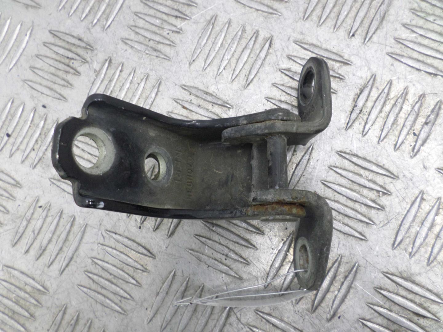 Петля двери