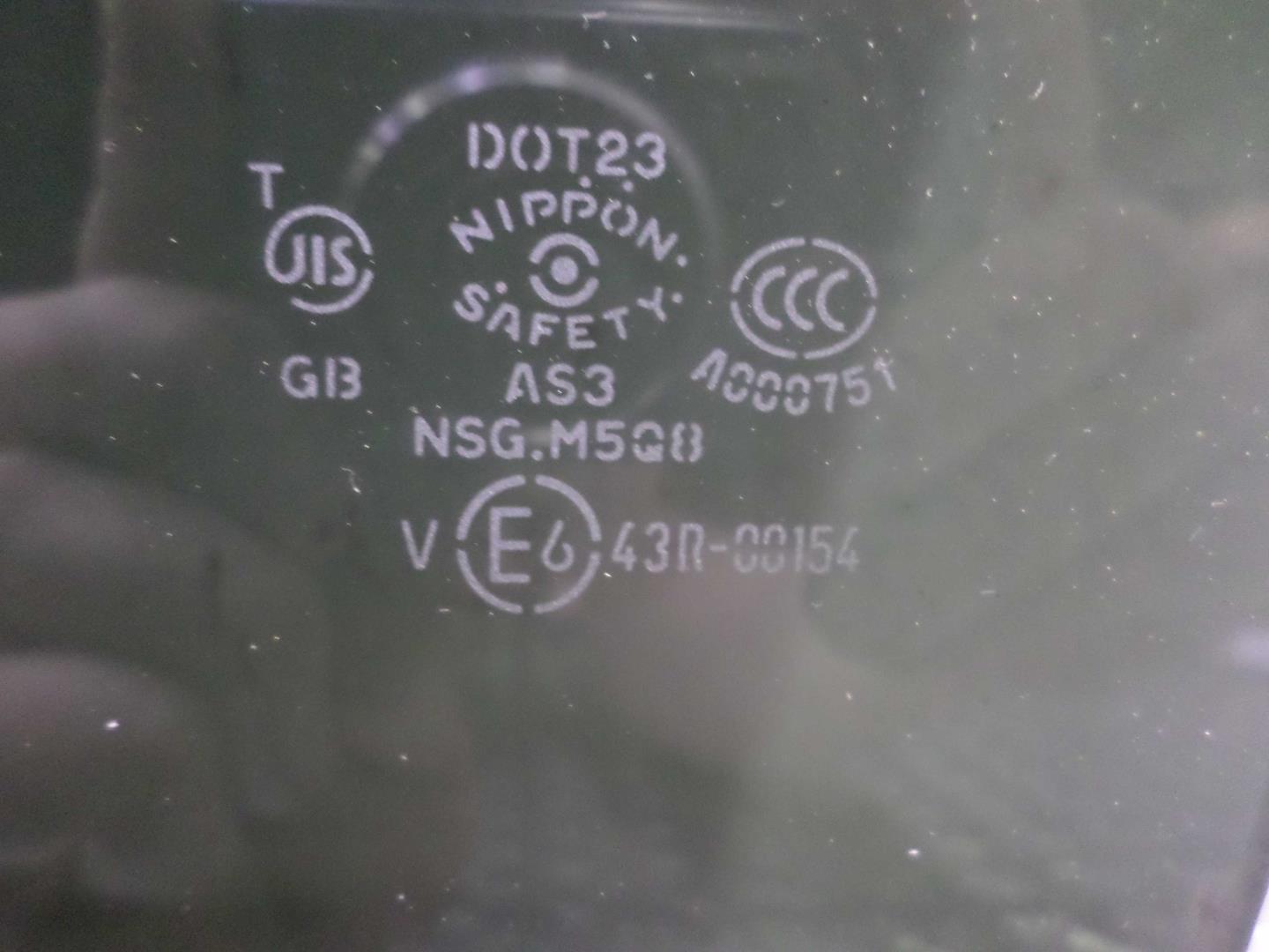 Стекло двери задней левой