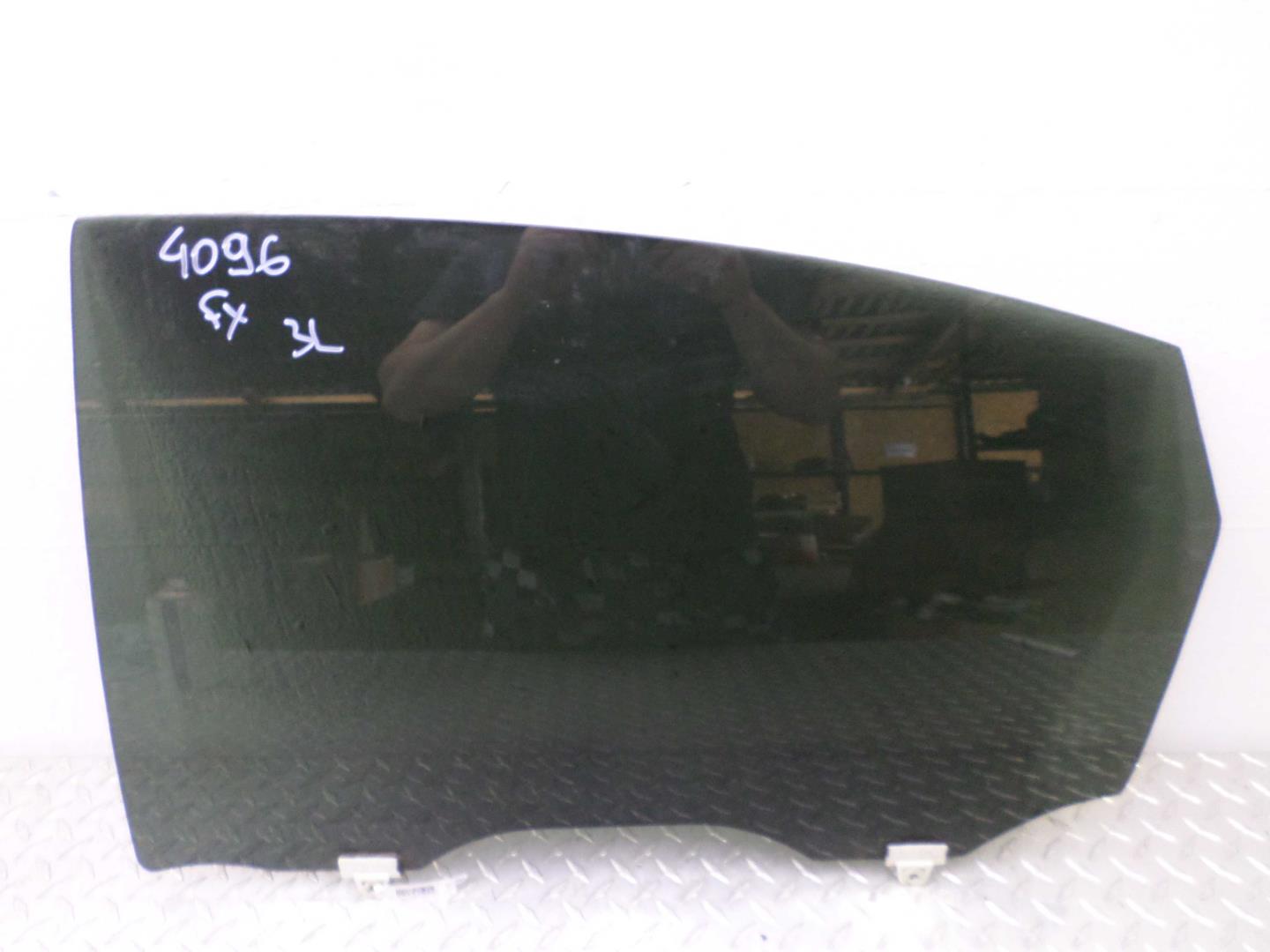 Стекло двери задней левой