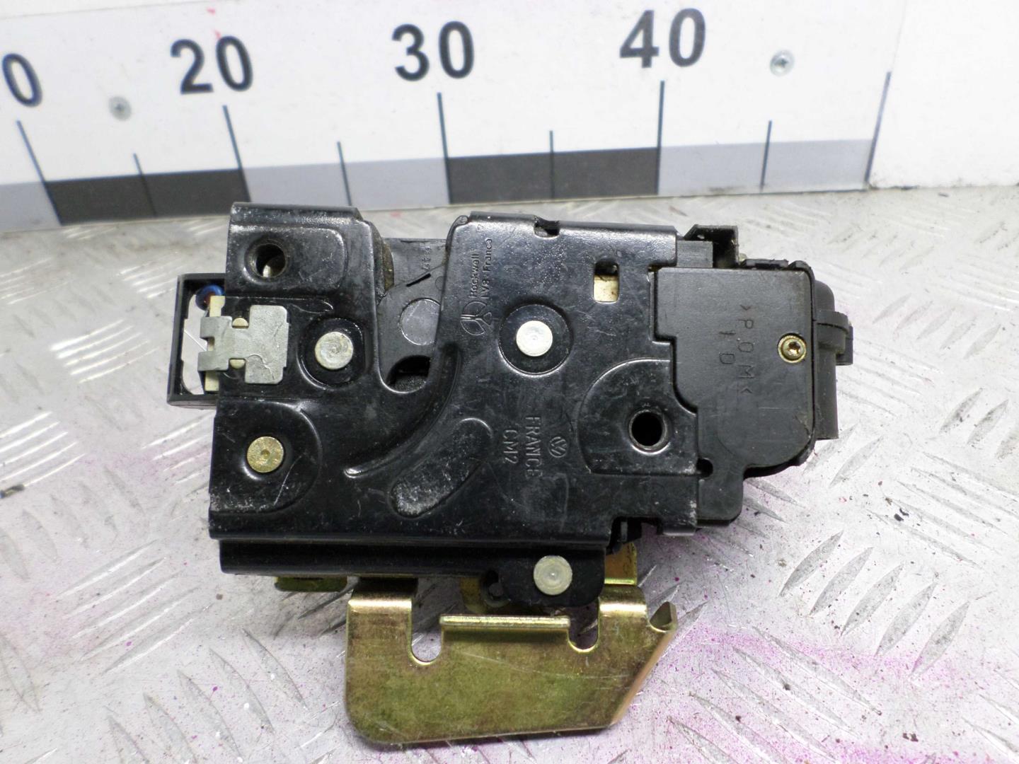 Замок двери передней правой