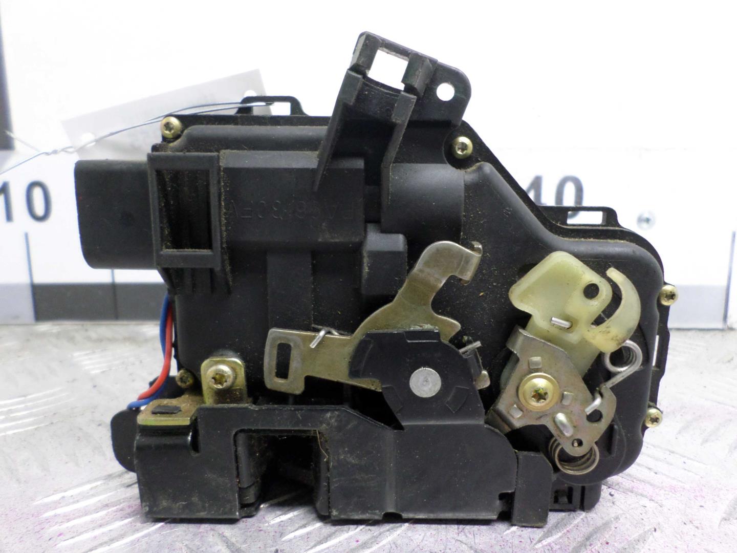 Замок двери передней правой