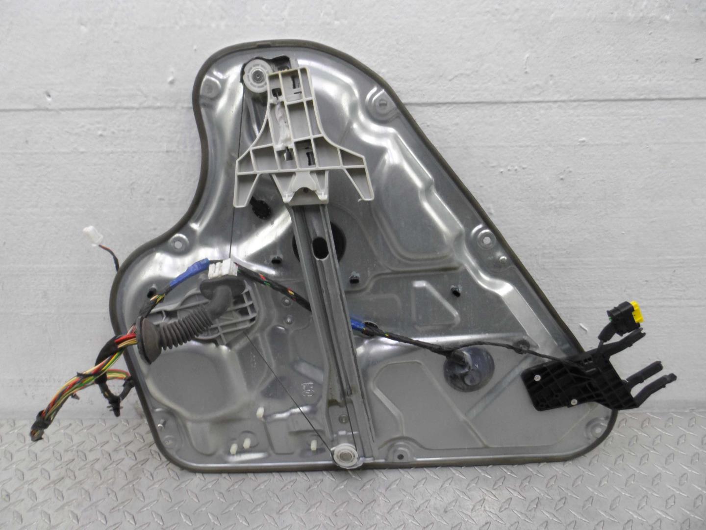 Стеклоподъемник электр. задний правый