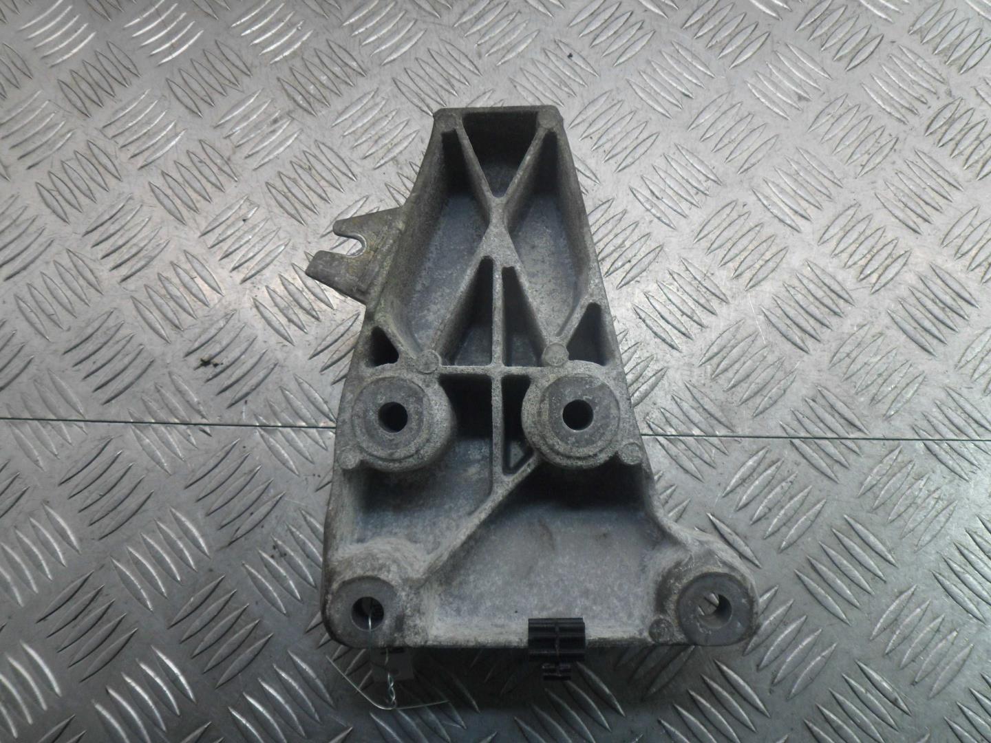 Кронштейн двигателя