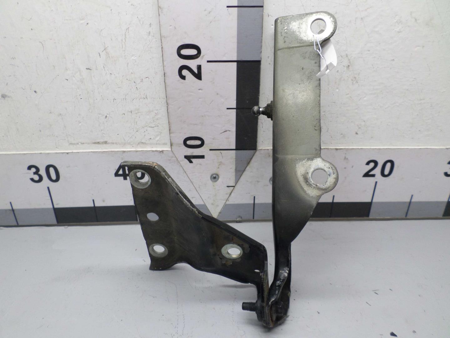 Петля капота левая