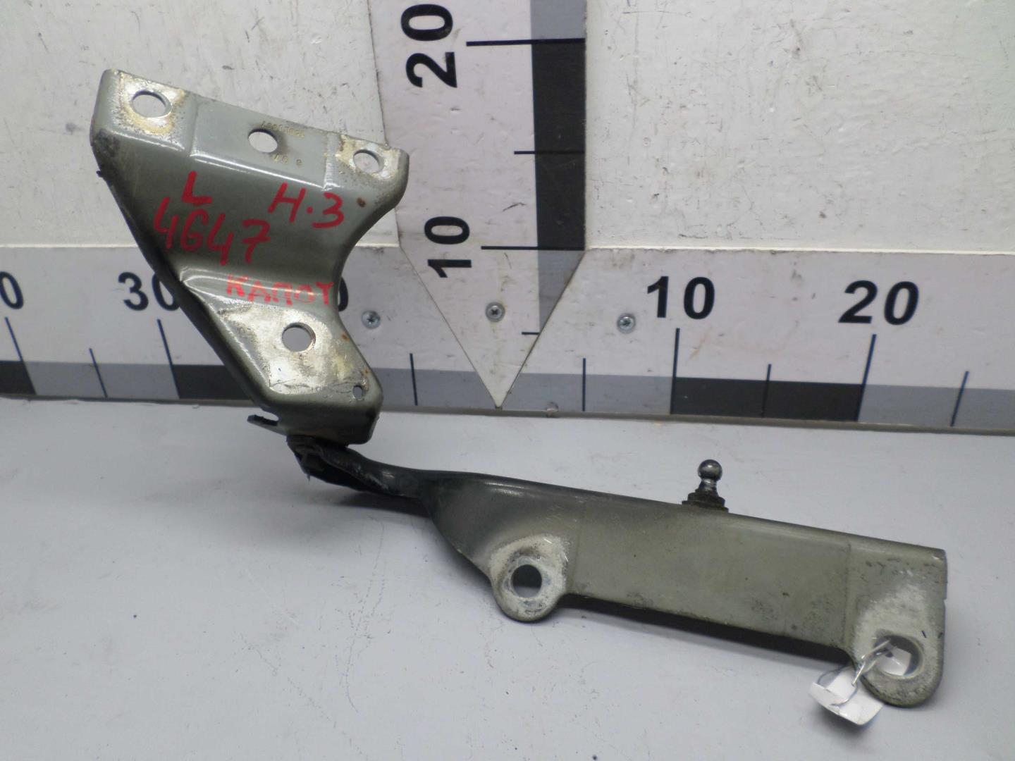 Петля капота левая