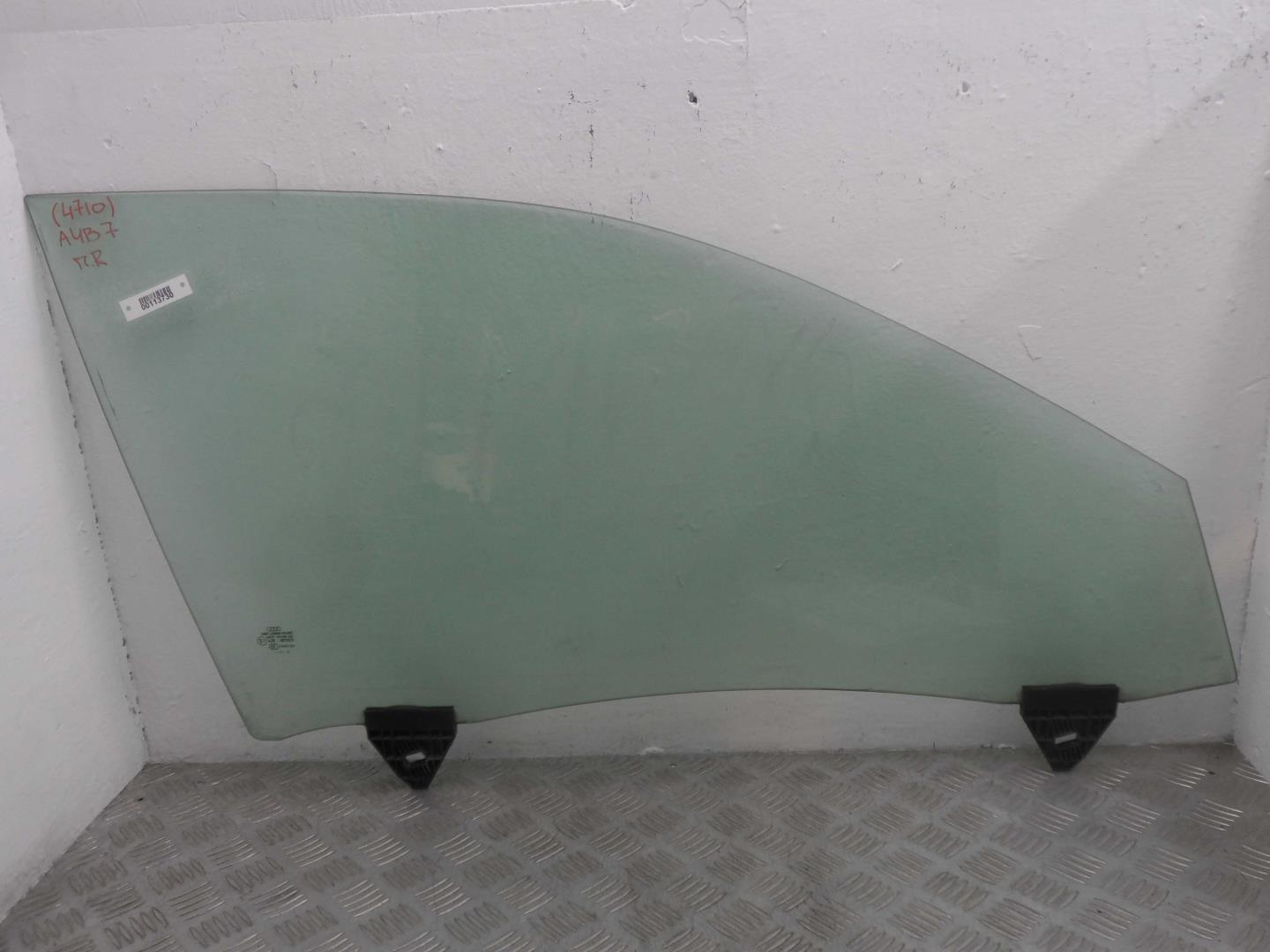 Стекло двери передней правой