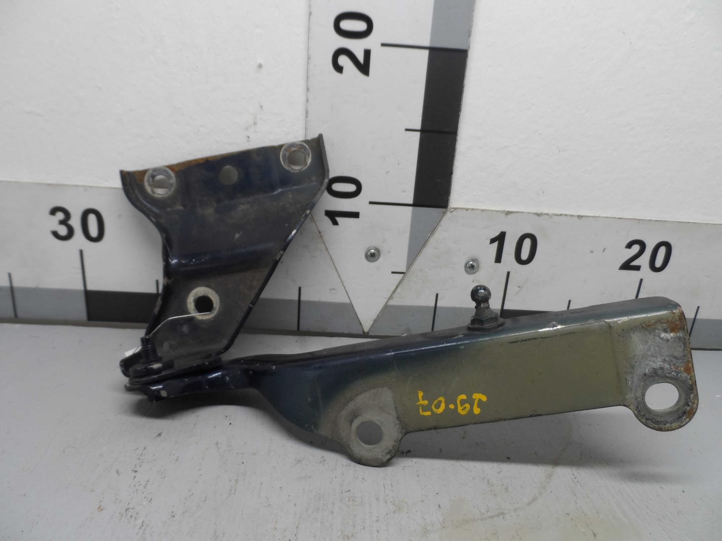 Петля капота левая