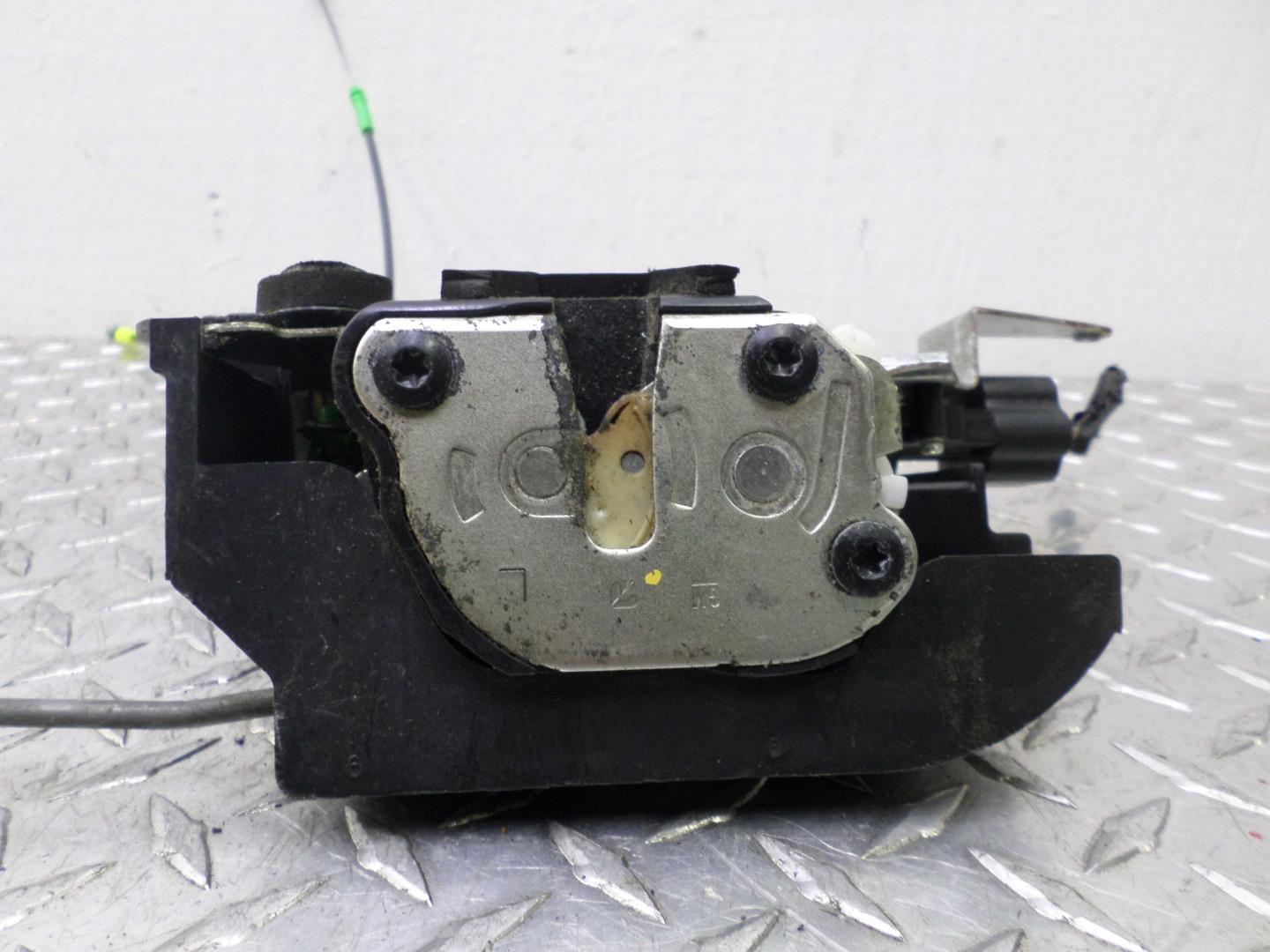 Замок двери задней левой