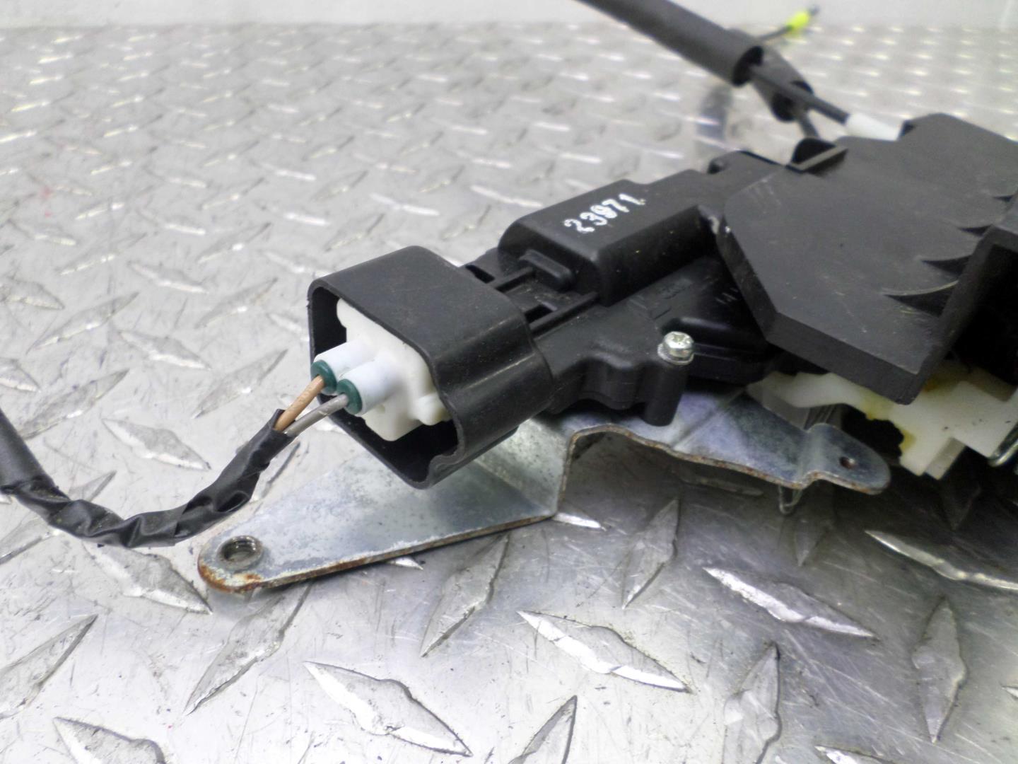 Замок двери задней левой