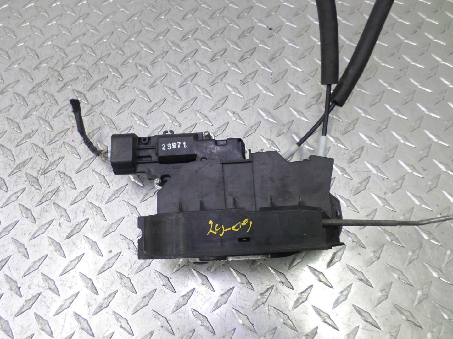 Замок двери задней левой