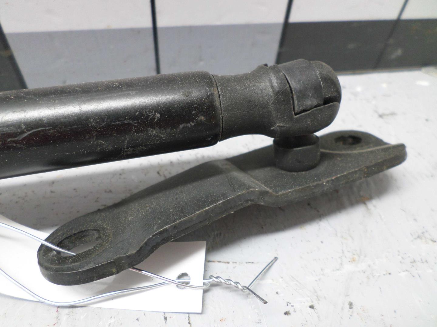 Амортизатор крышки багажника