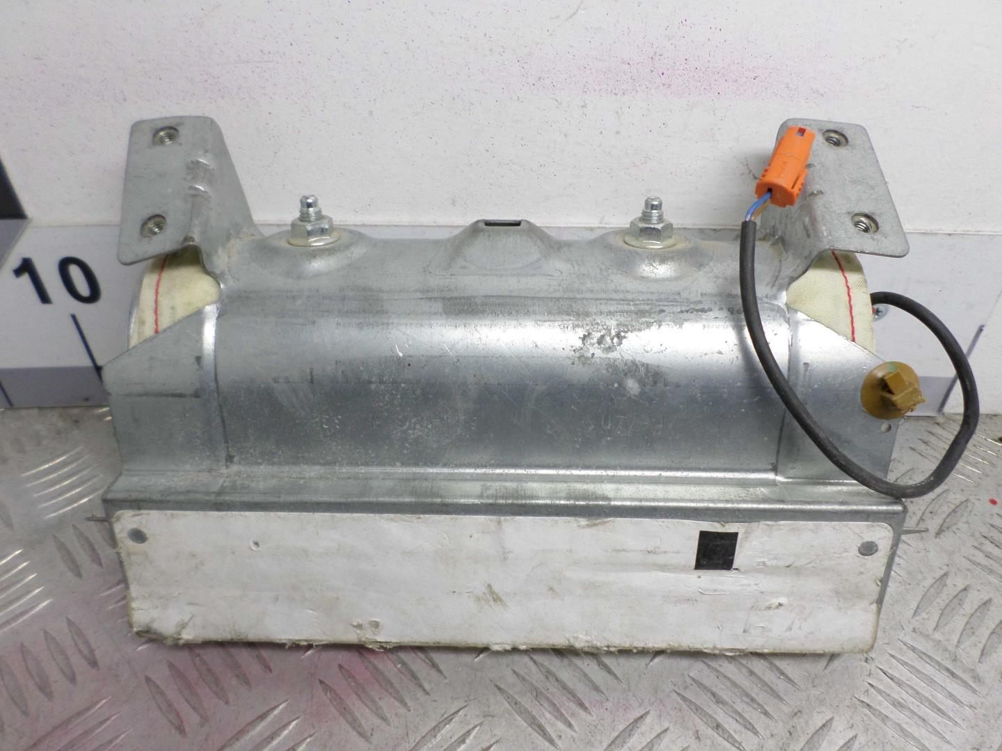 Подушка безопасности пассажирская (в торпедо)