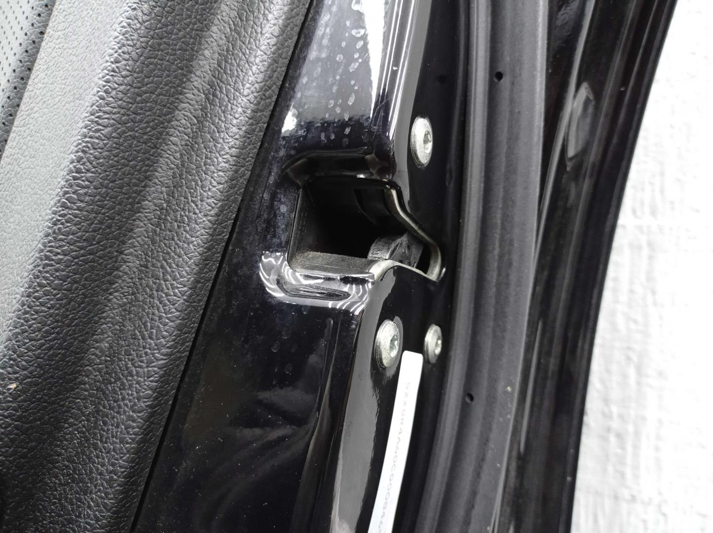 Стекло двери передней правой