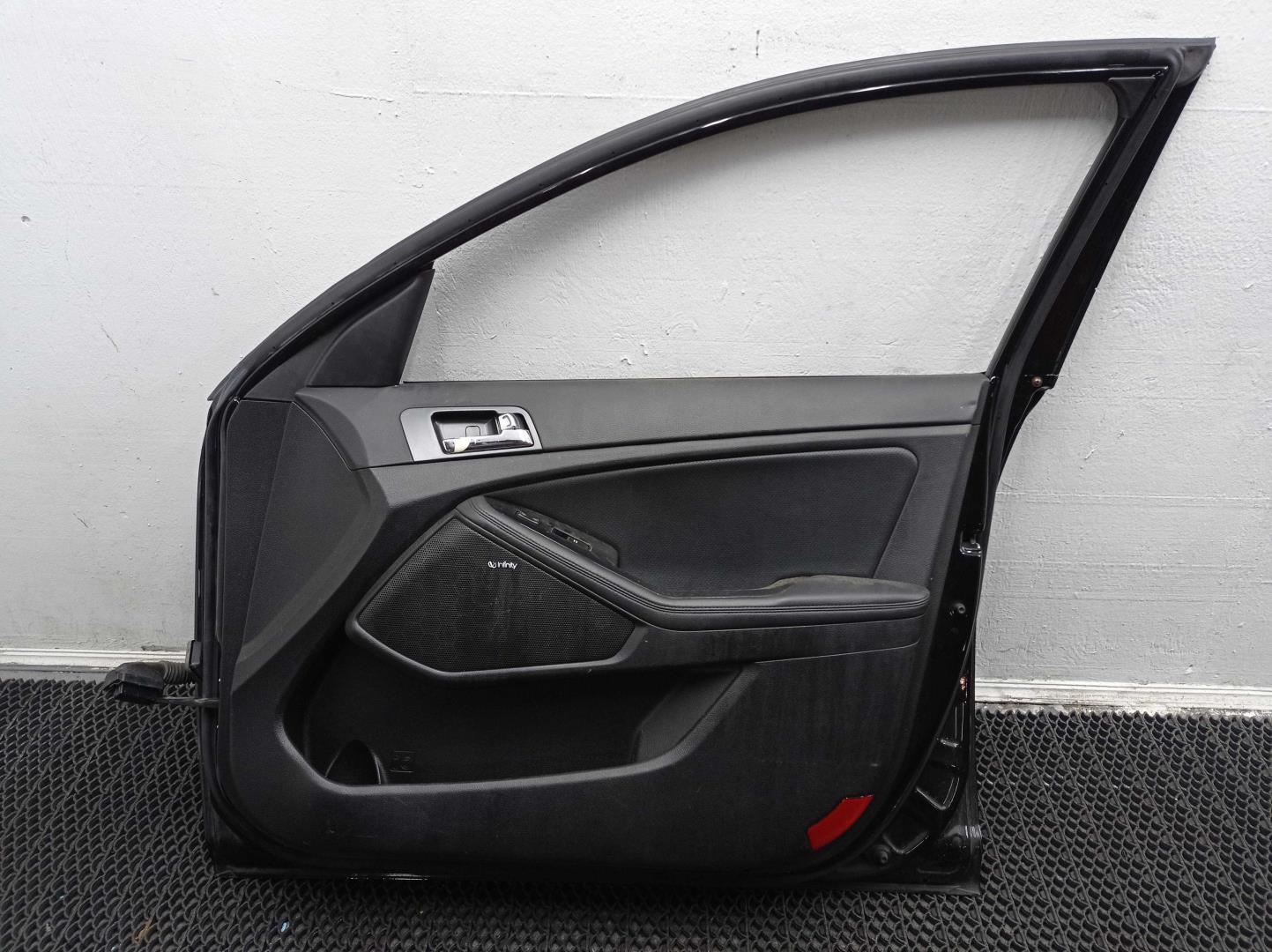 Стекло двери передней правой