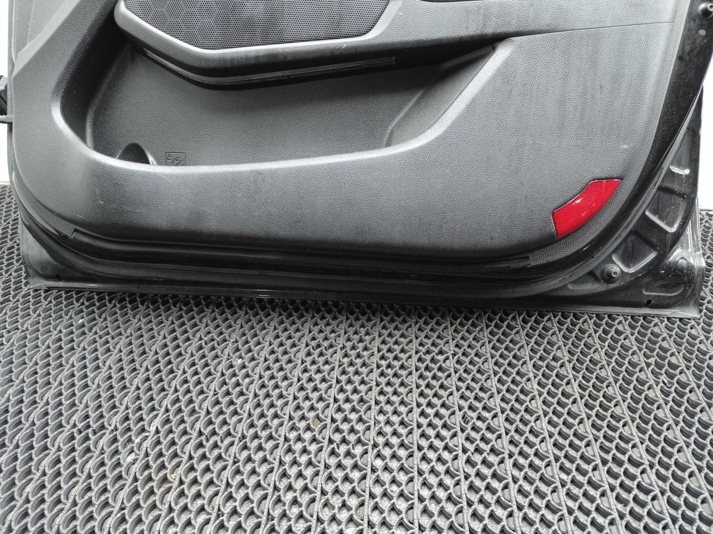 Стекло двери передней правой