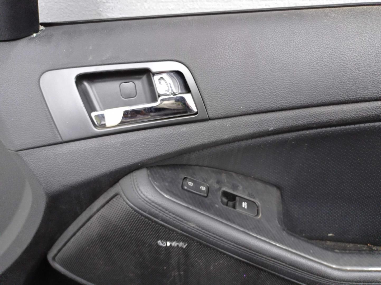 Стекло двери передней правой