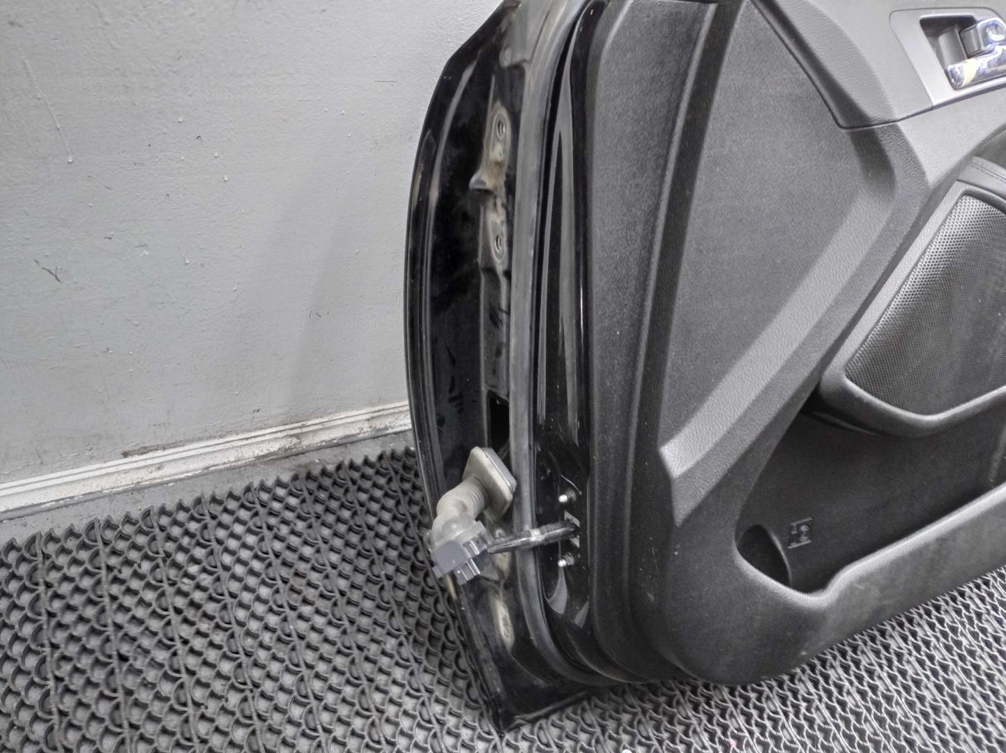 Стекло двери передней правой