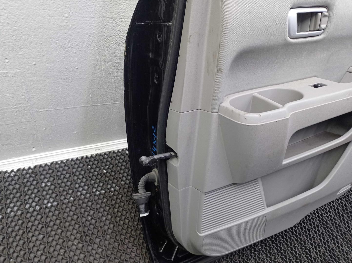 Стеклоподъемник электр. задний правый