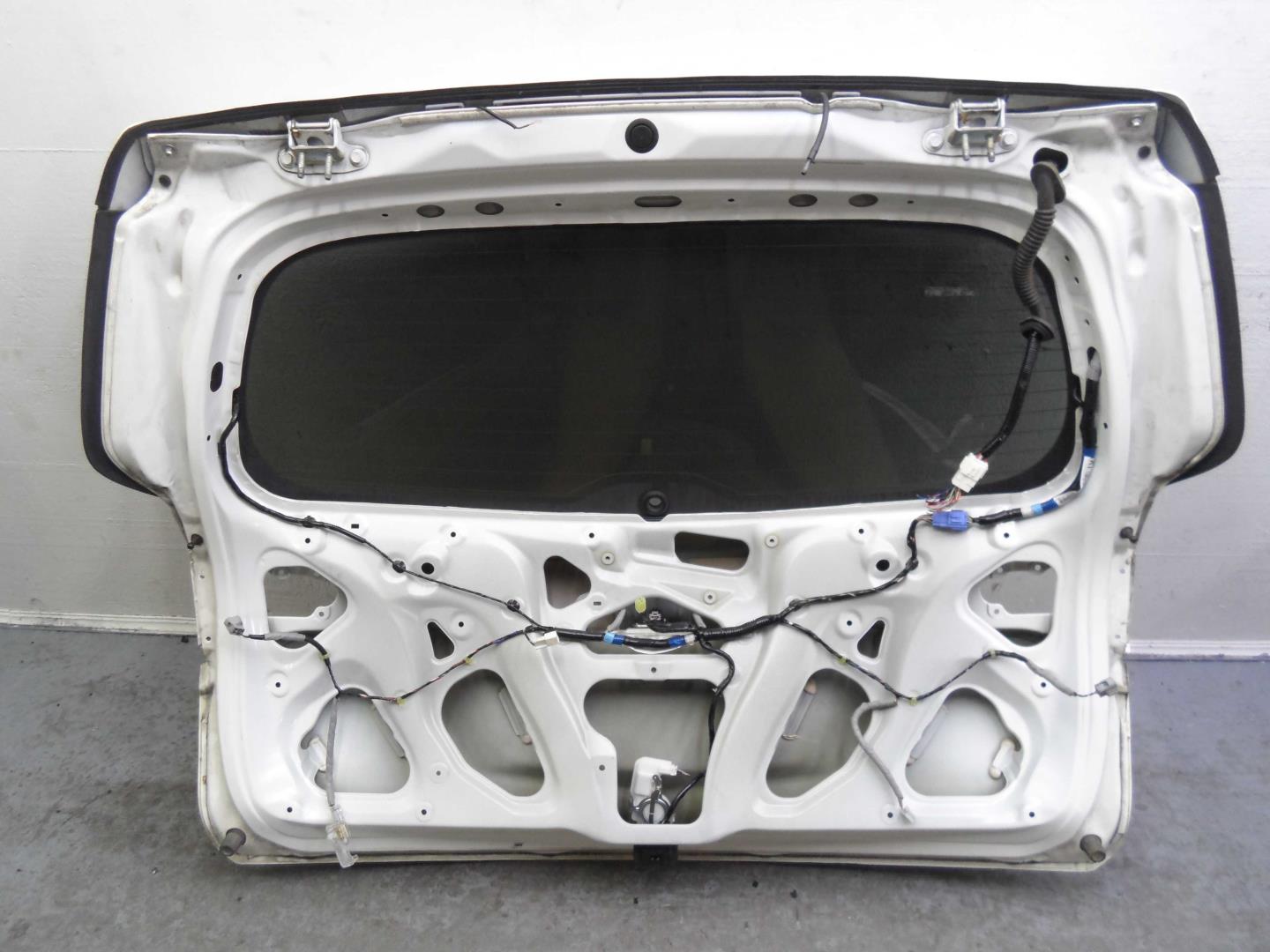 Петля крышки багажника