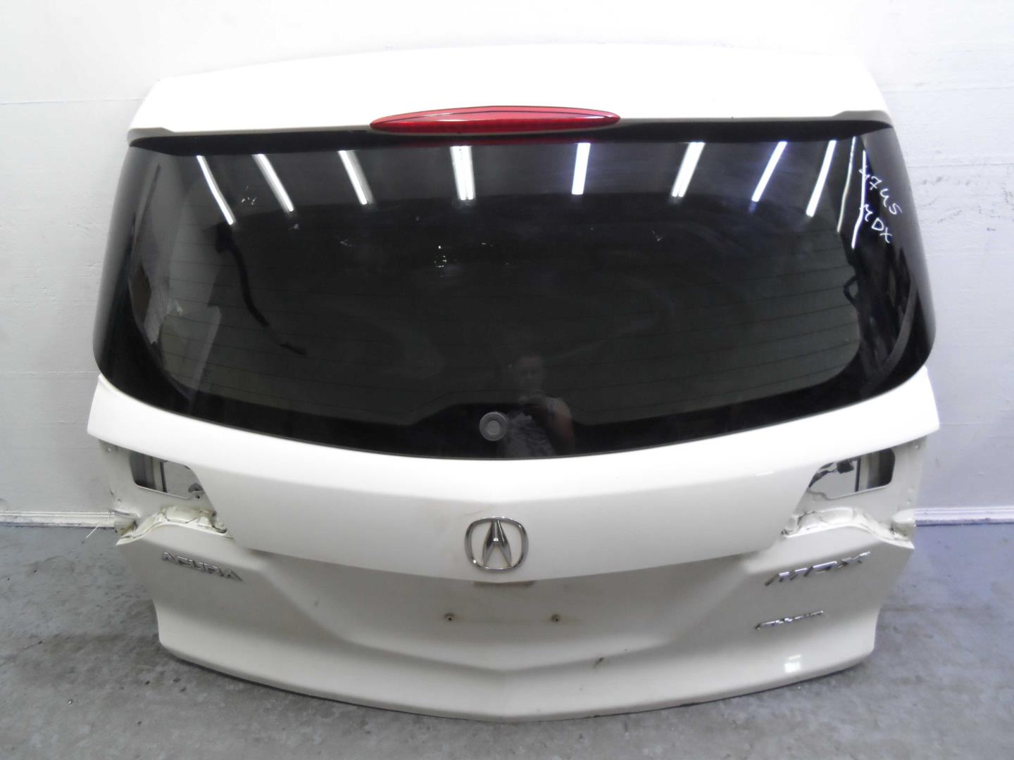 Петля крышки багажника