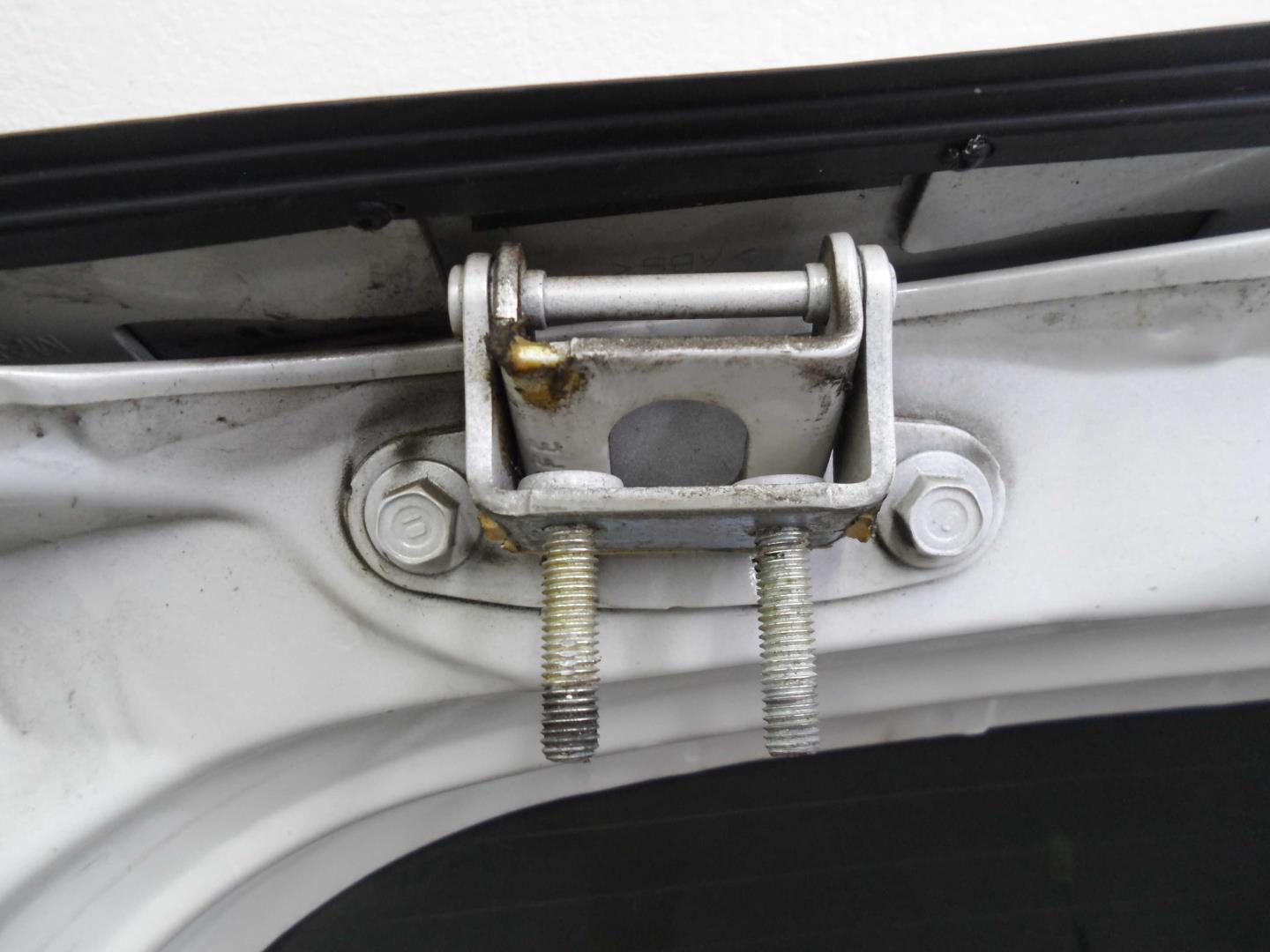 Петля крышки багажника