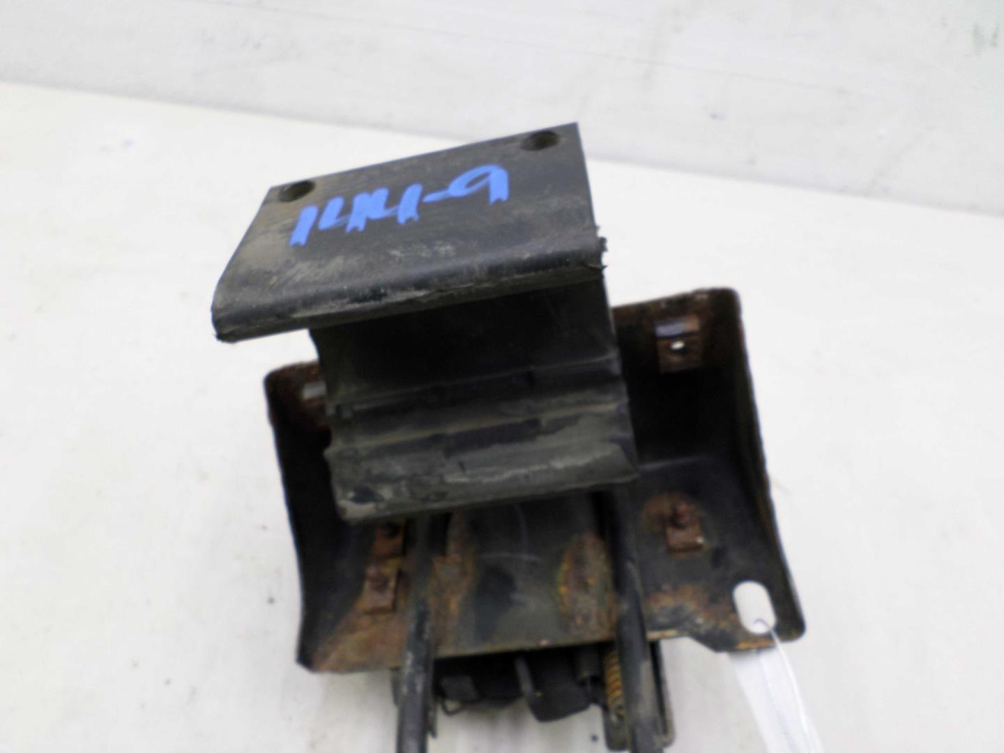 Замок капота