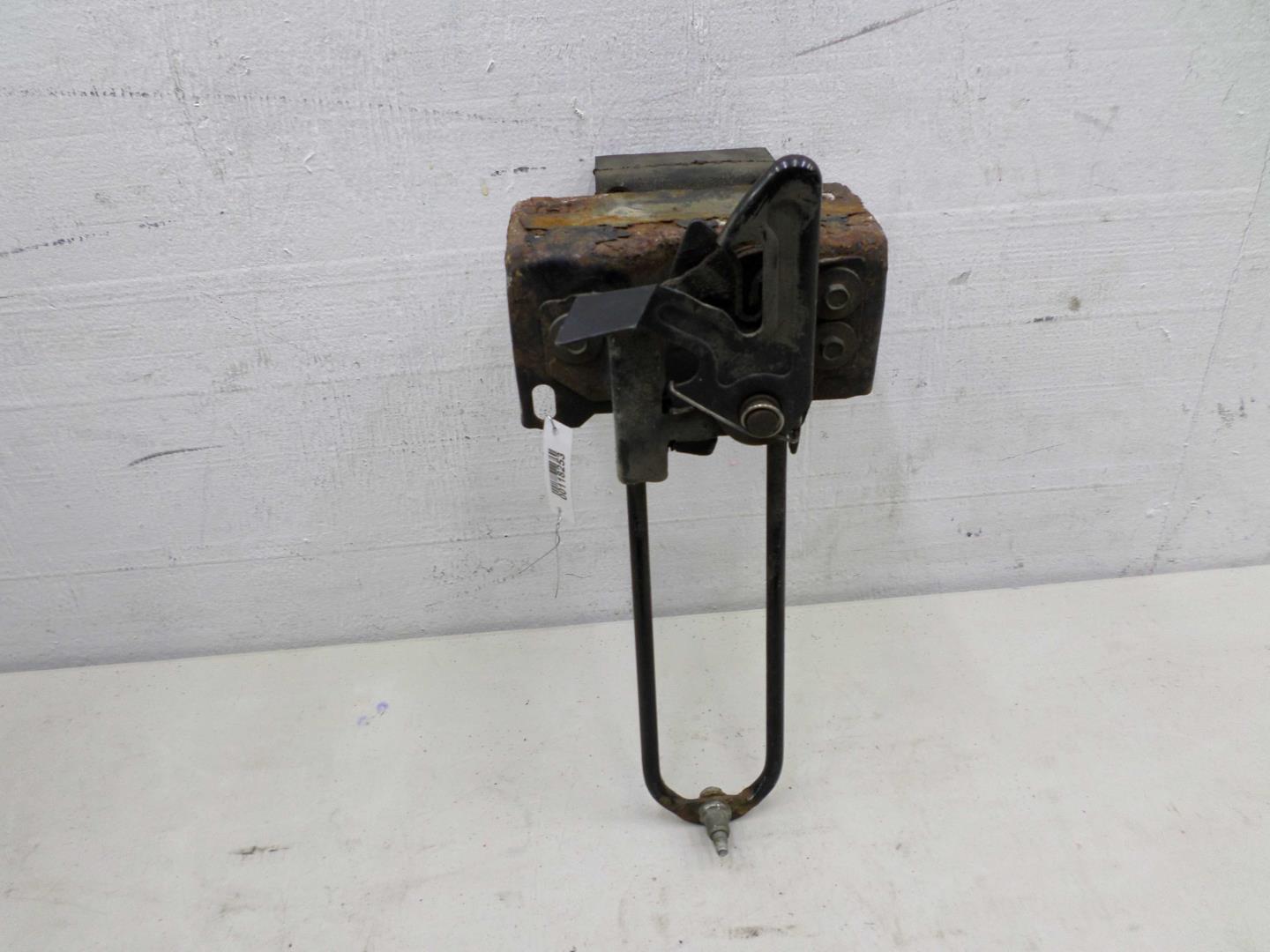 Замок капота