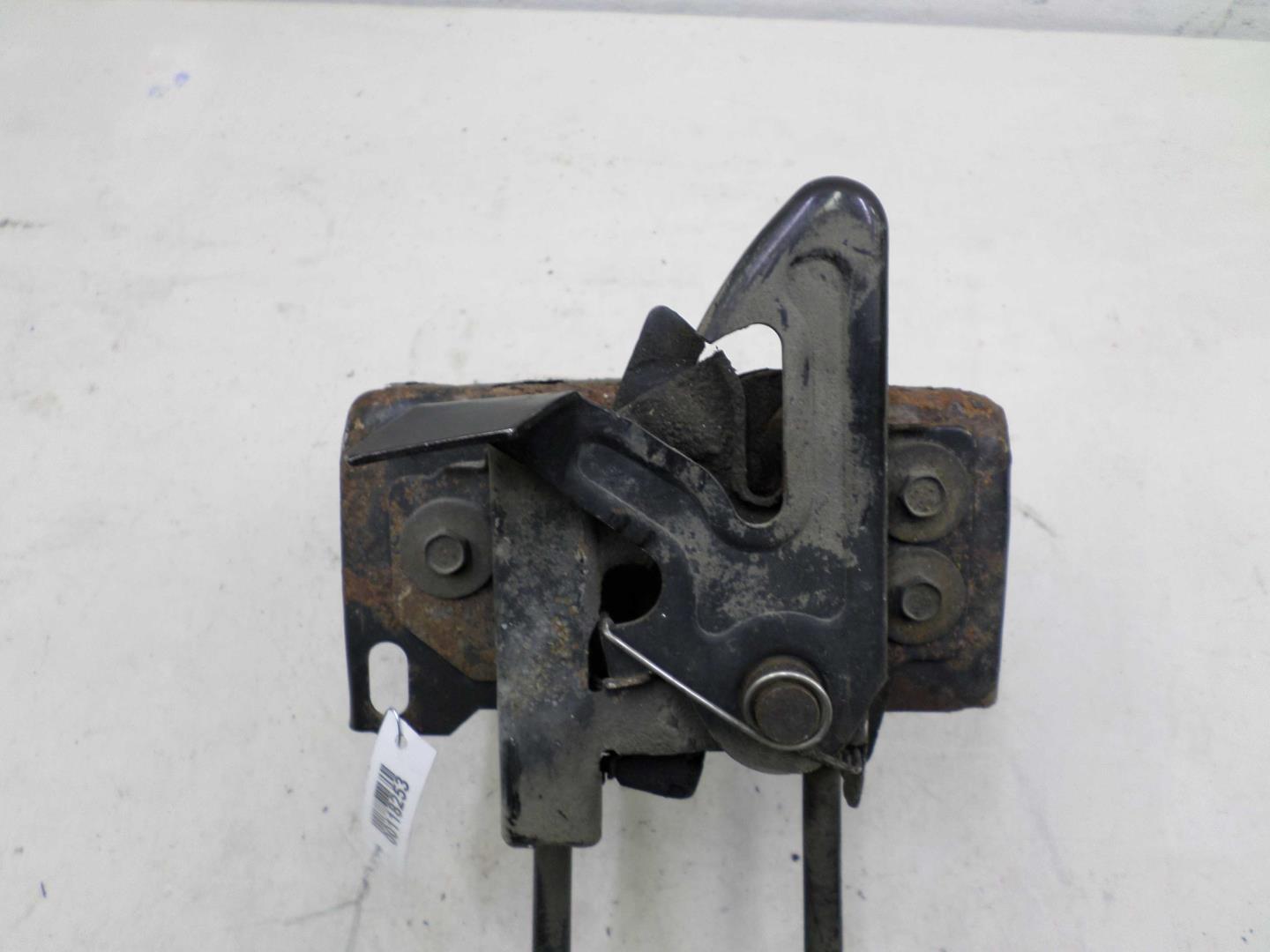 Замок капота