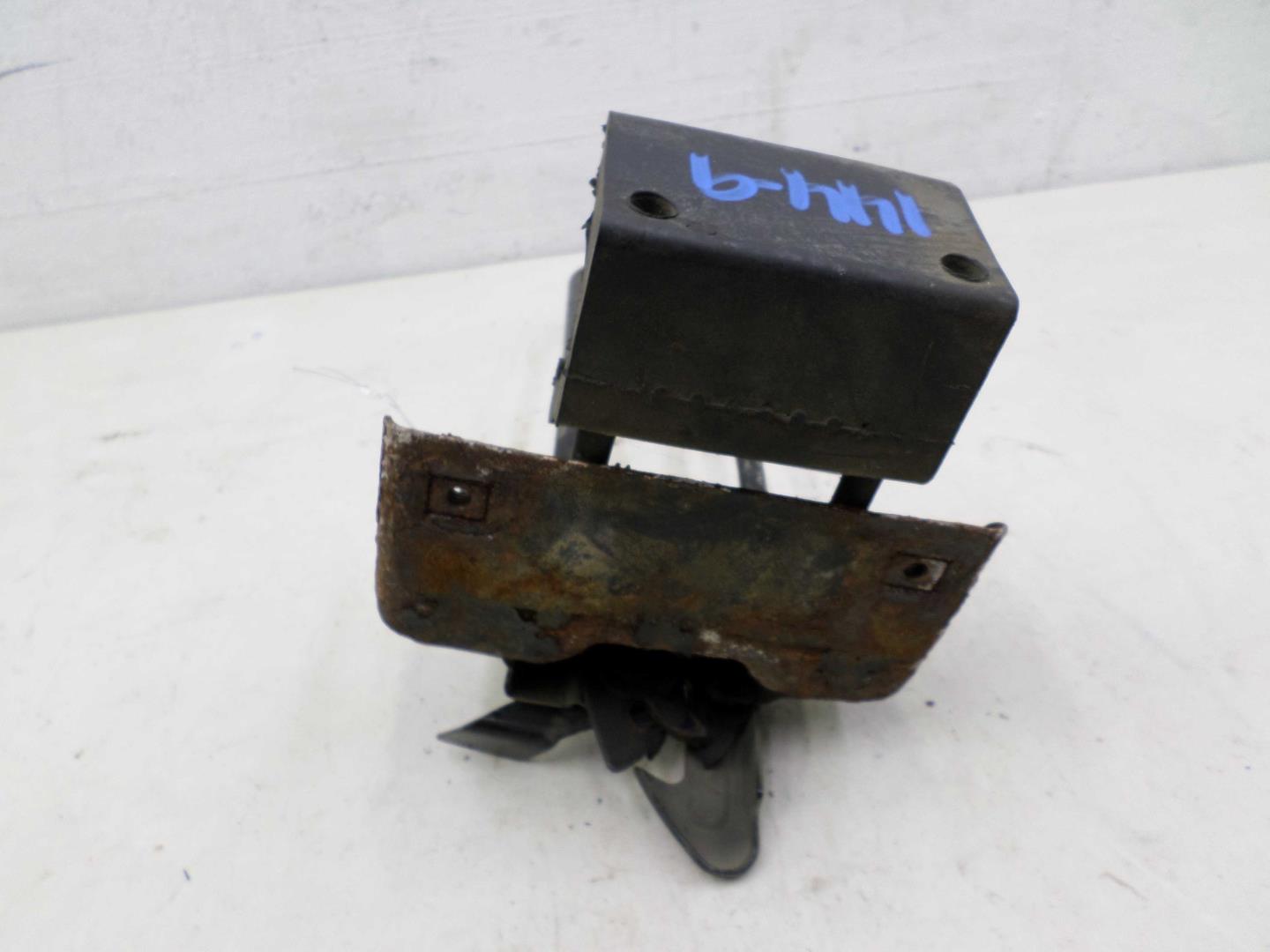 Замок капота