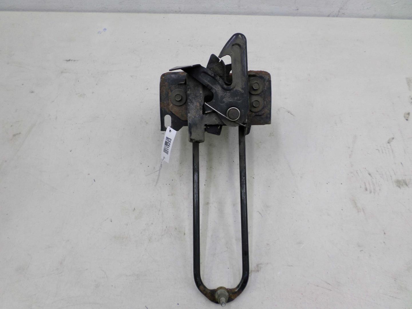 Замок капота