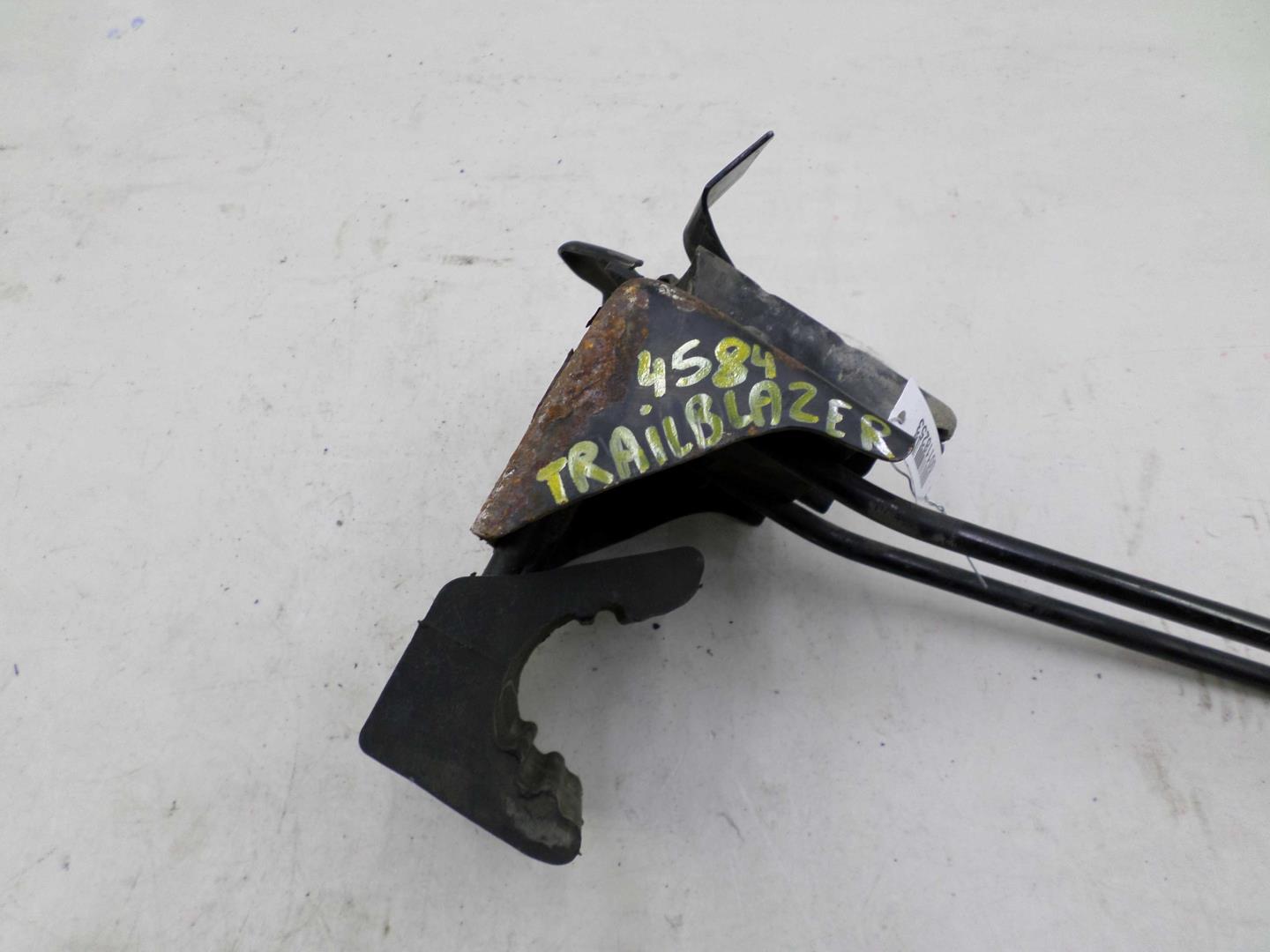 Замок капота