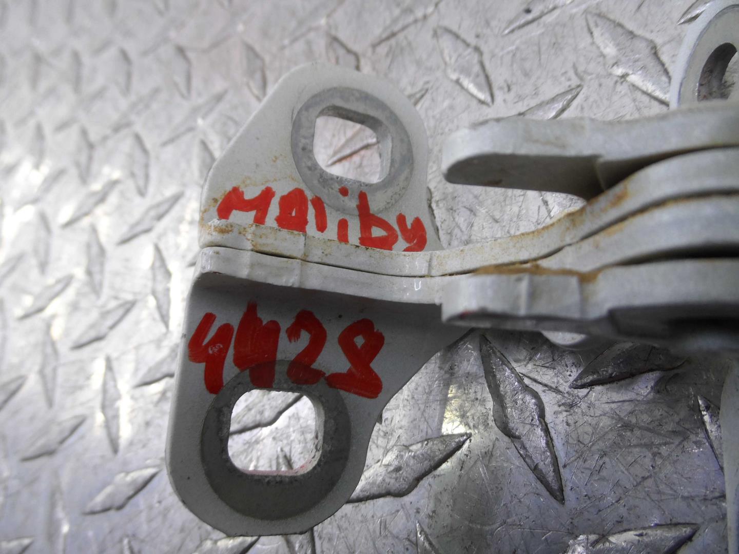 Петля двери