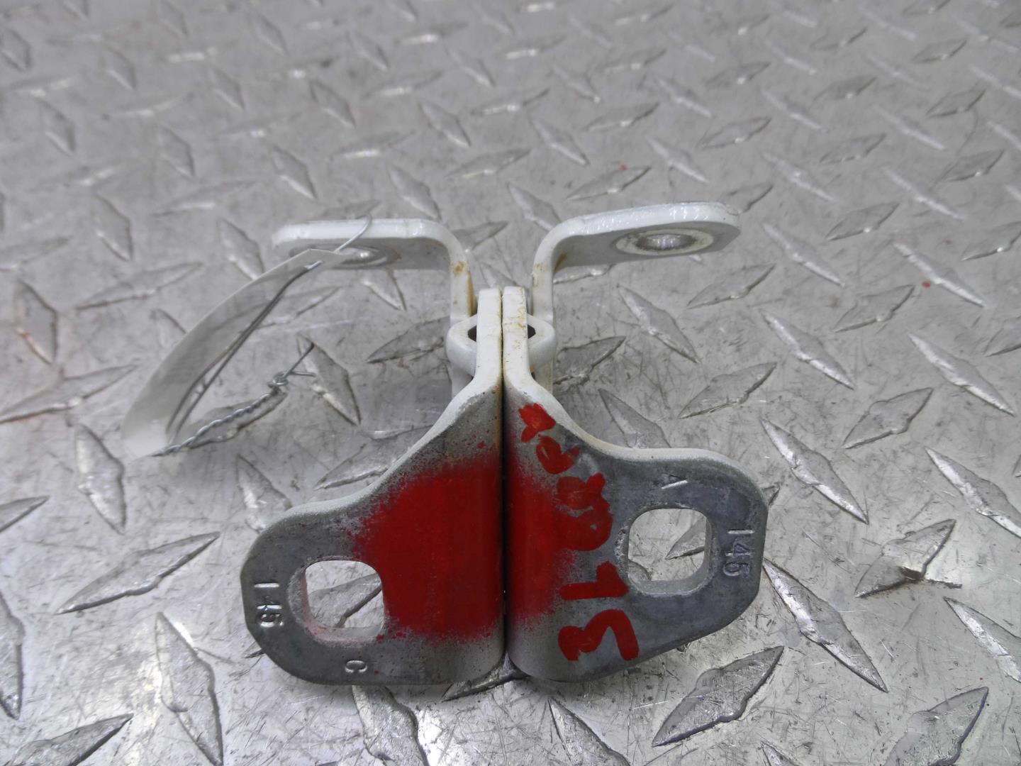 Петля двери