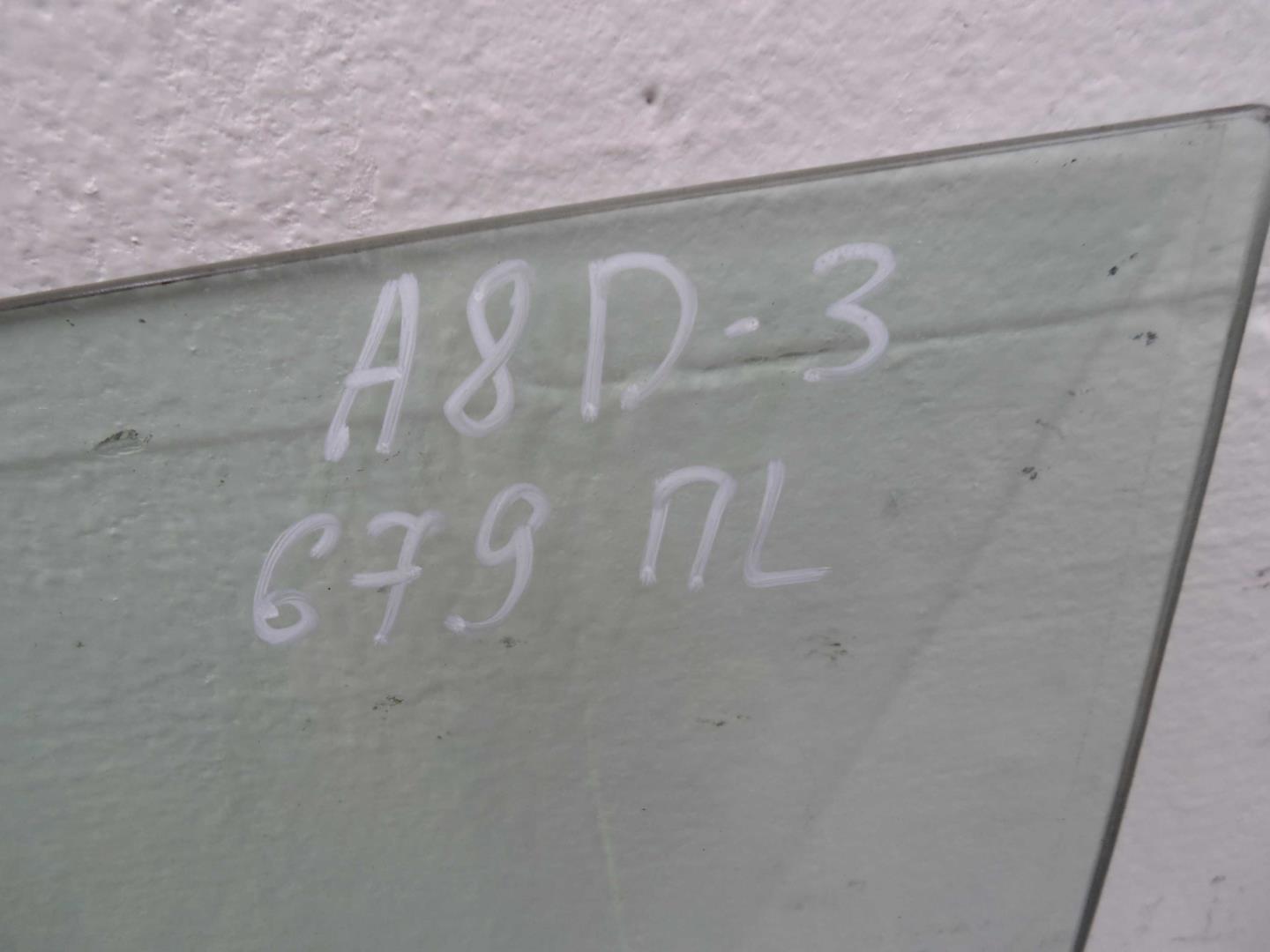 Стекло двери передней левой