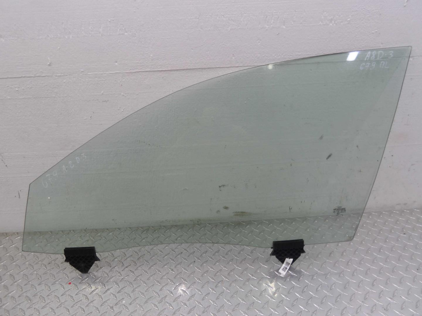 Стекло двери передней левой