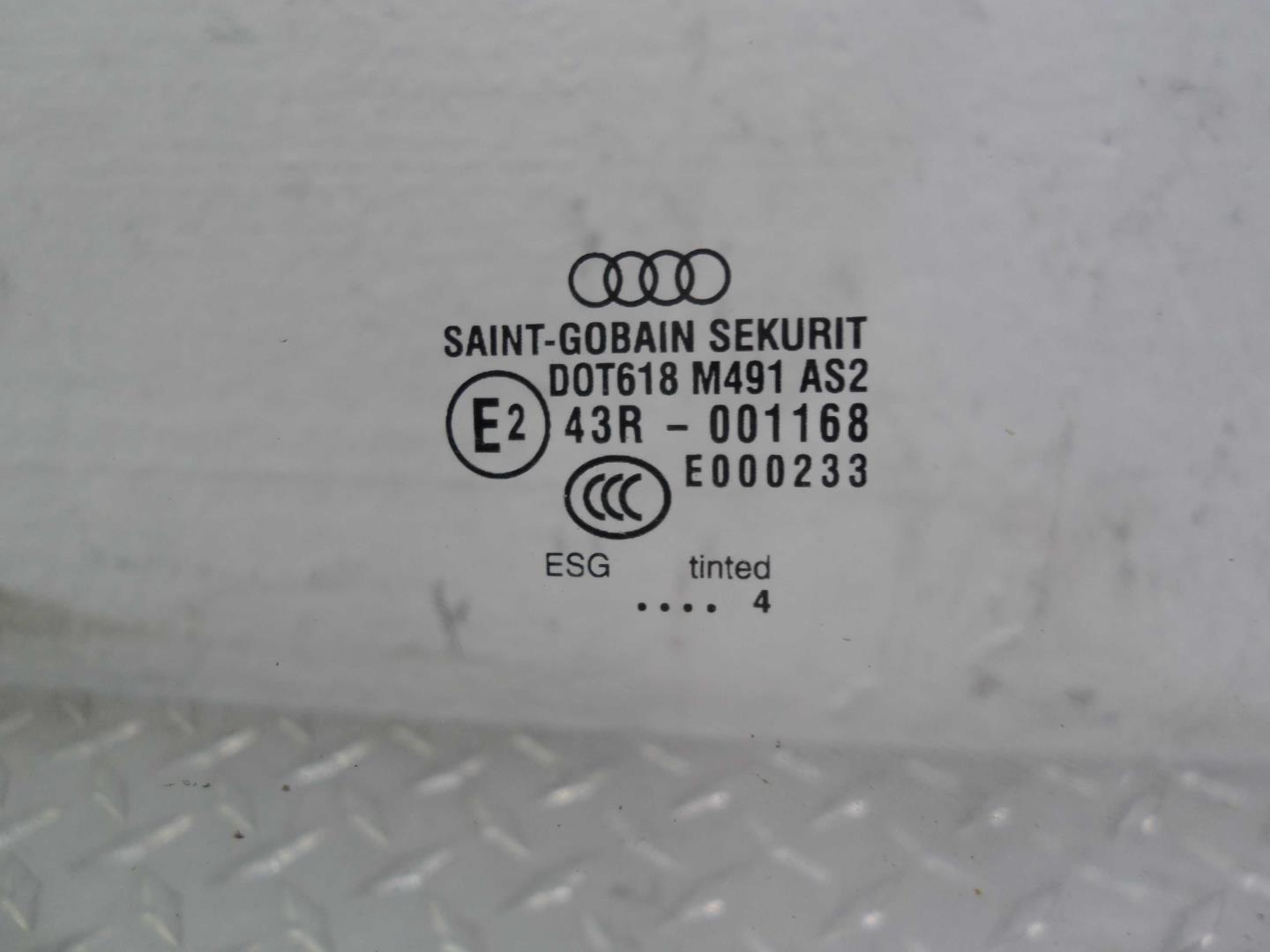 Стекло двери передней левой