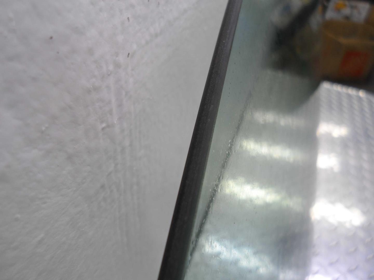 Стекло двери передней левой