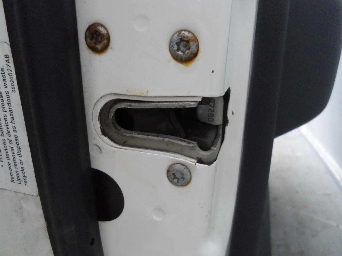 Замок двери передней левой