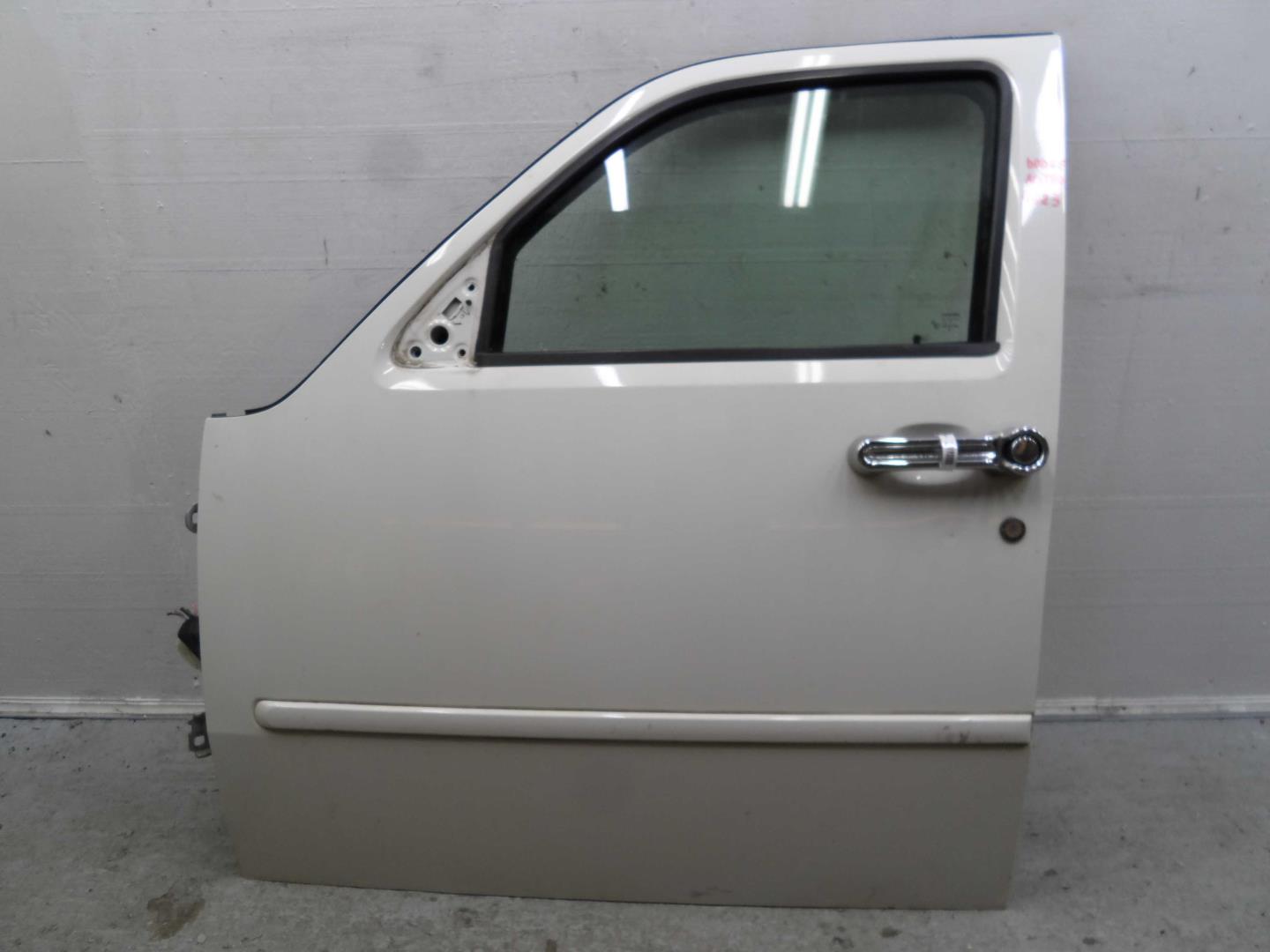 Замок двери передней левой