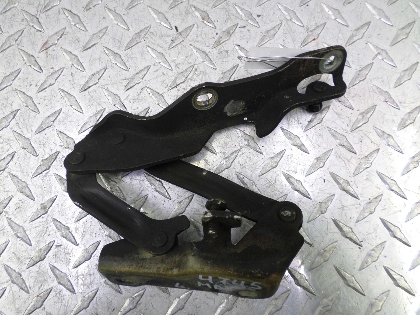 Петля капота левая