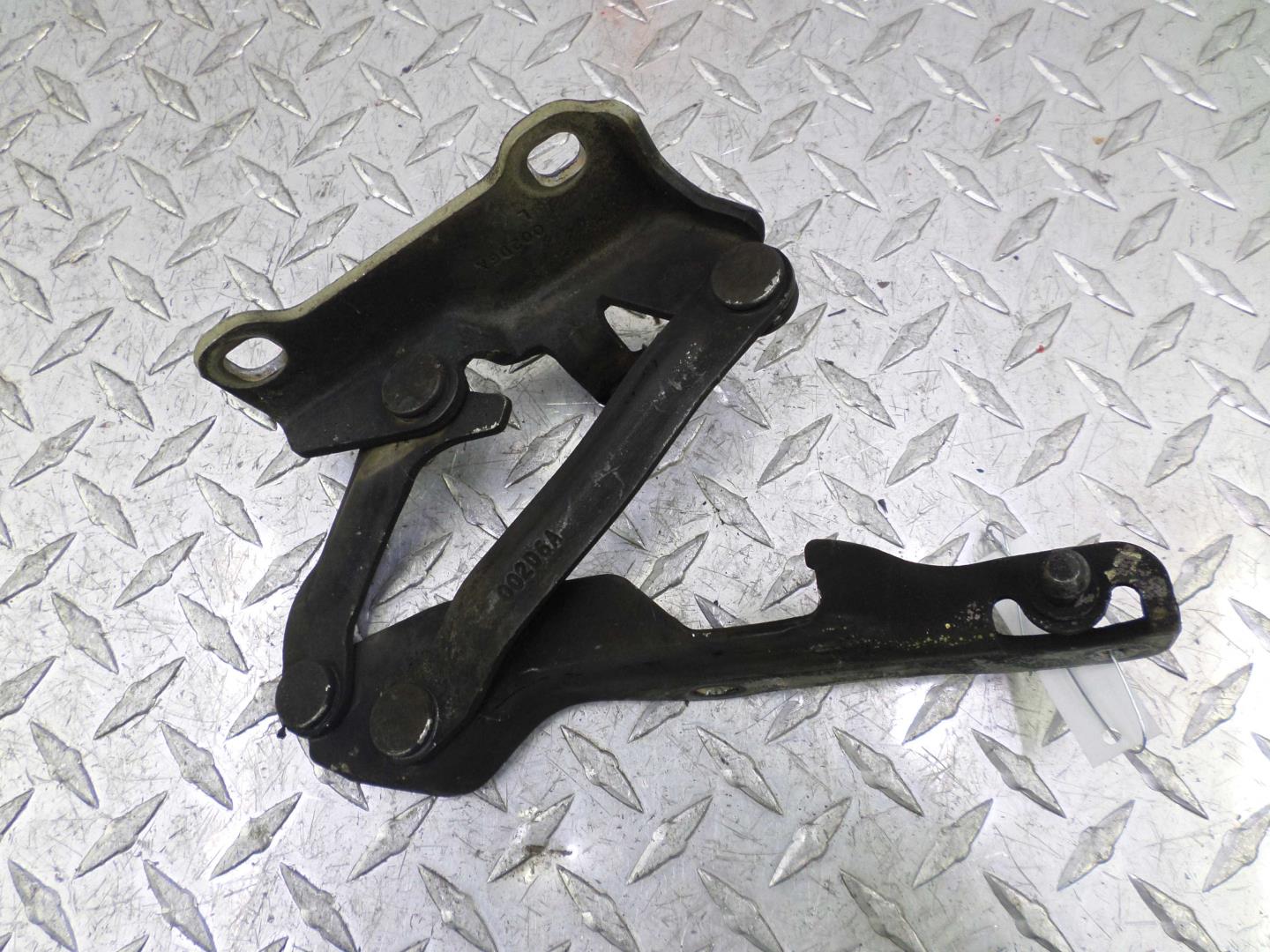 Петля капота левая