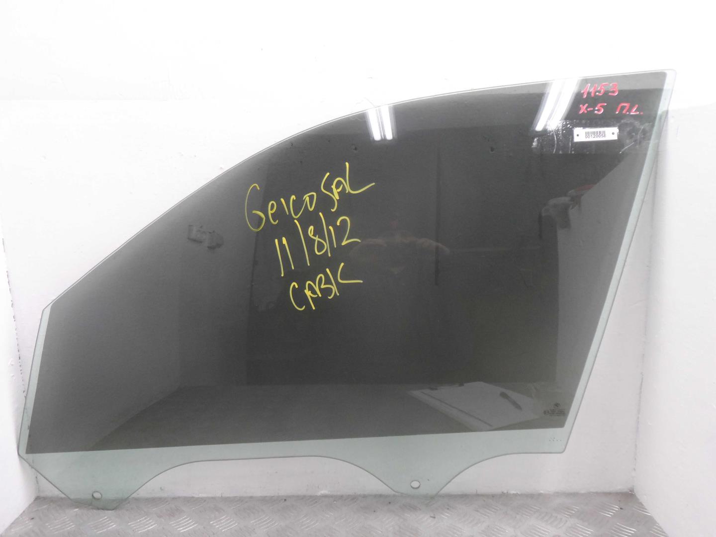 Стекло двери передней левой