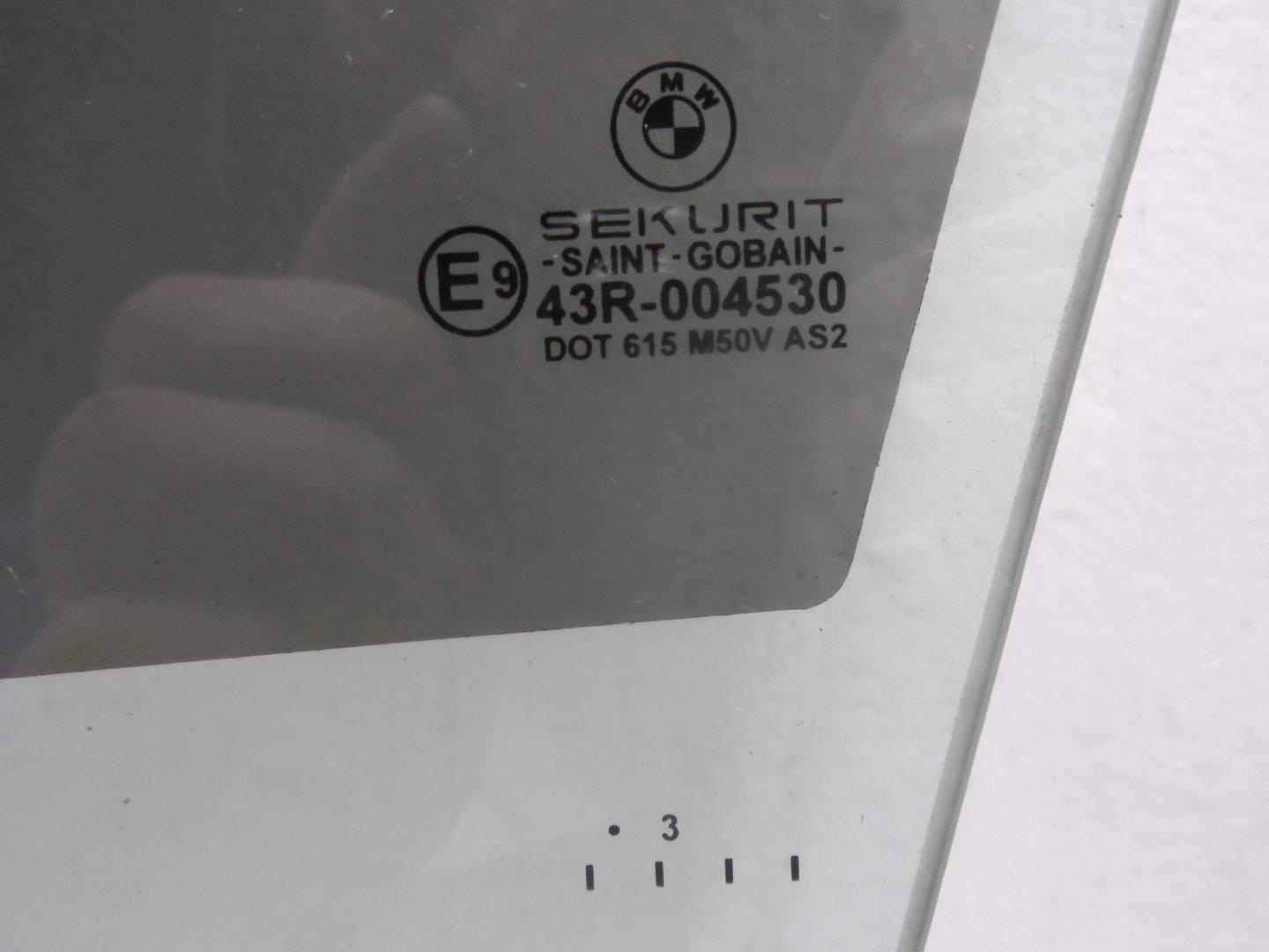 Стекло двери передней левой